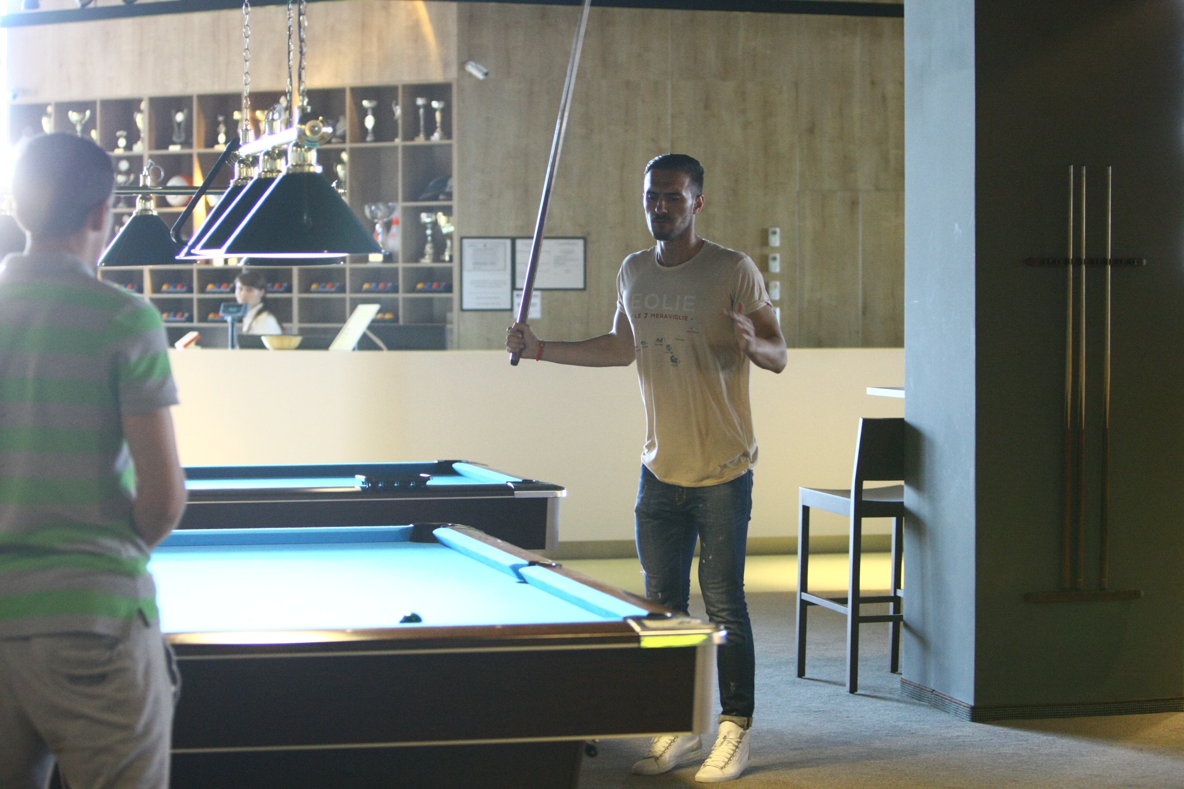 Alexe fericit ca l-a invins pe colegul sau