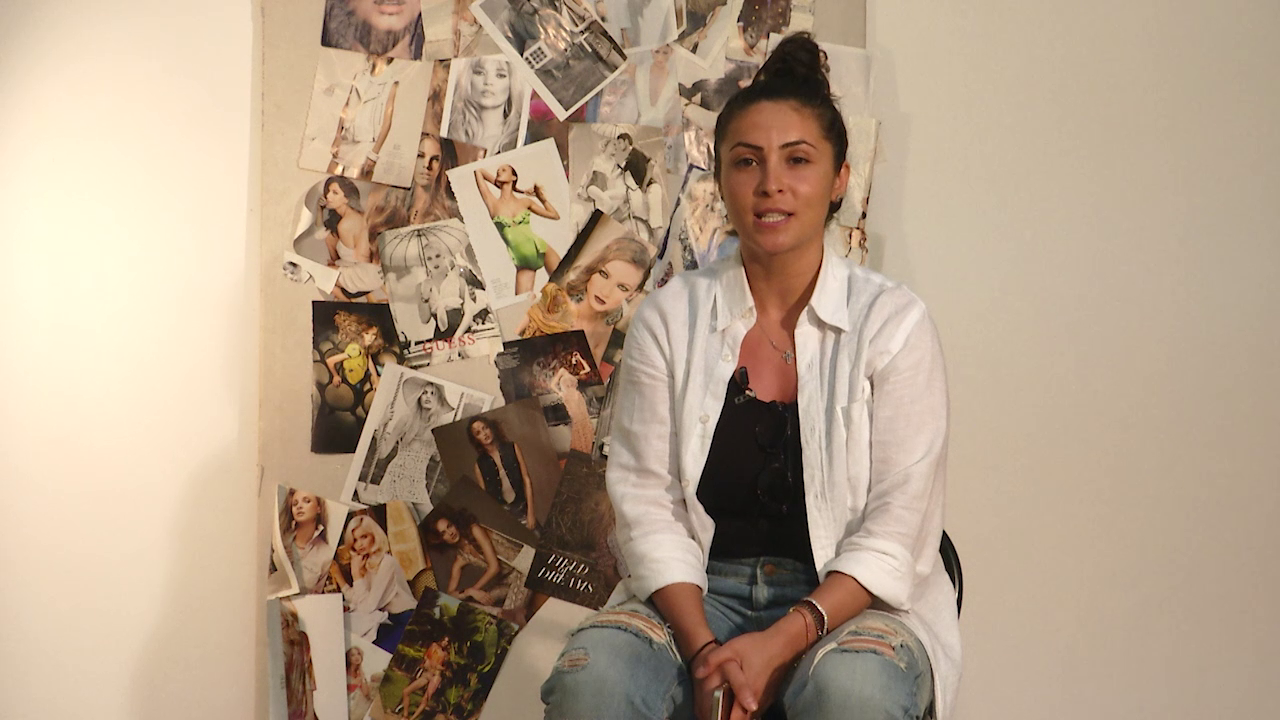 drian Pescariu a facut astazi un machiaj de seara, unde a invatat cititoarele despre aplicarea genelor false