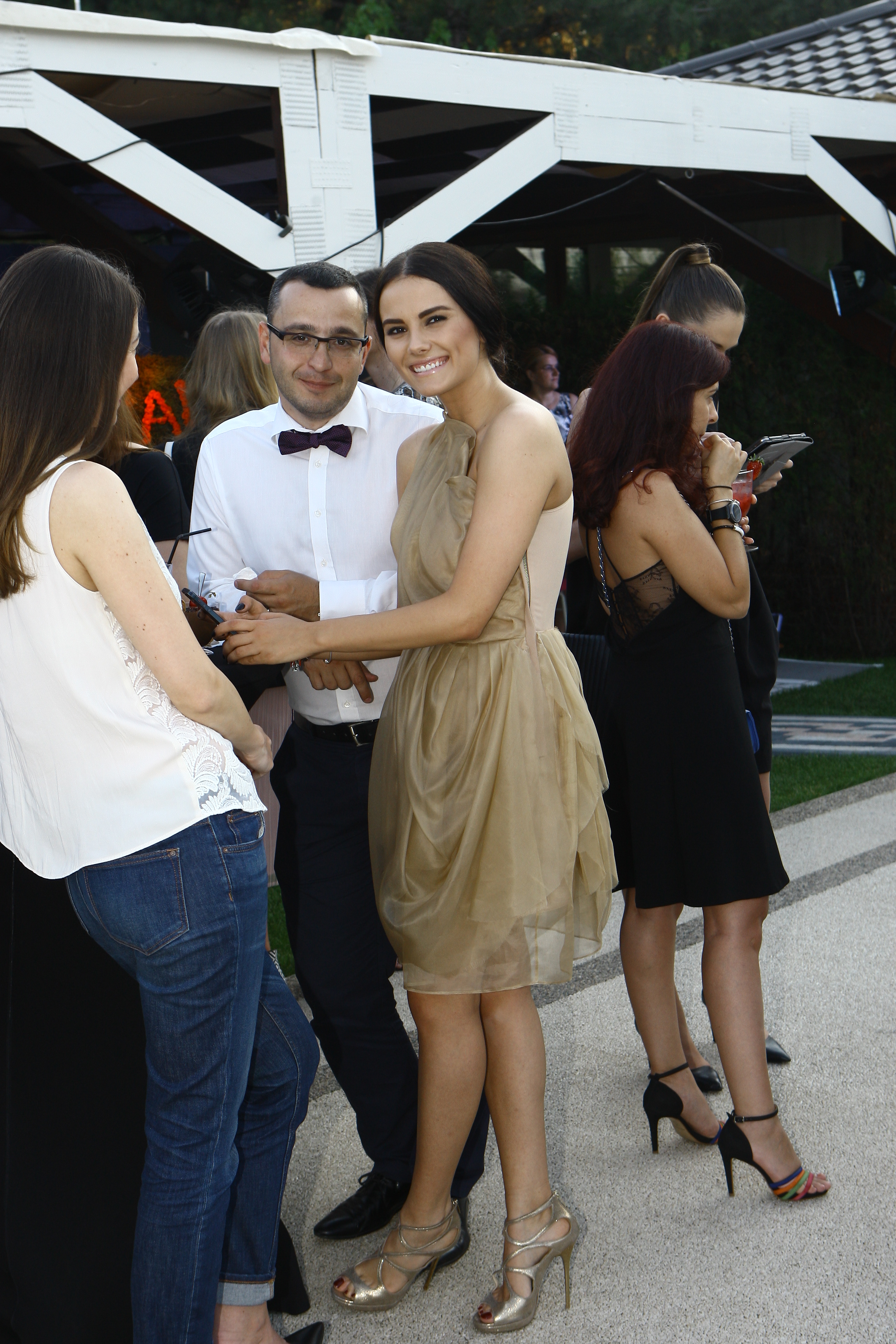 Nicole Stanese este criticata pentru ca nu vrea sa-si schimbe culoare parului