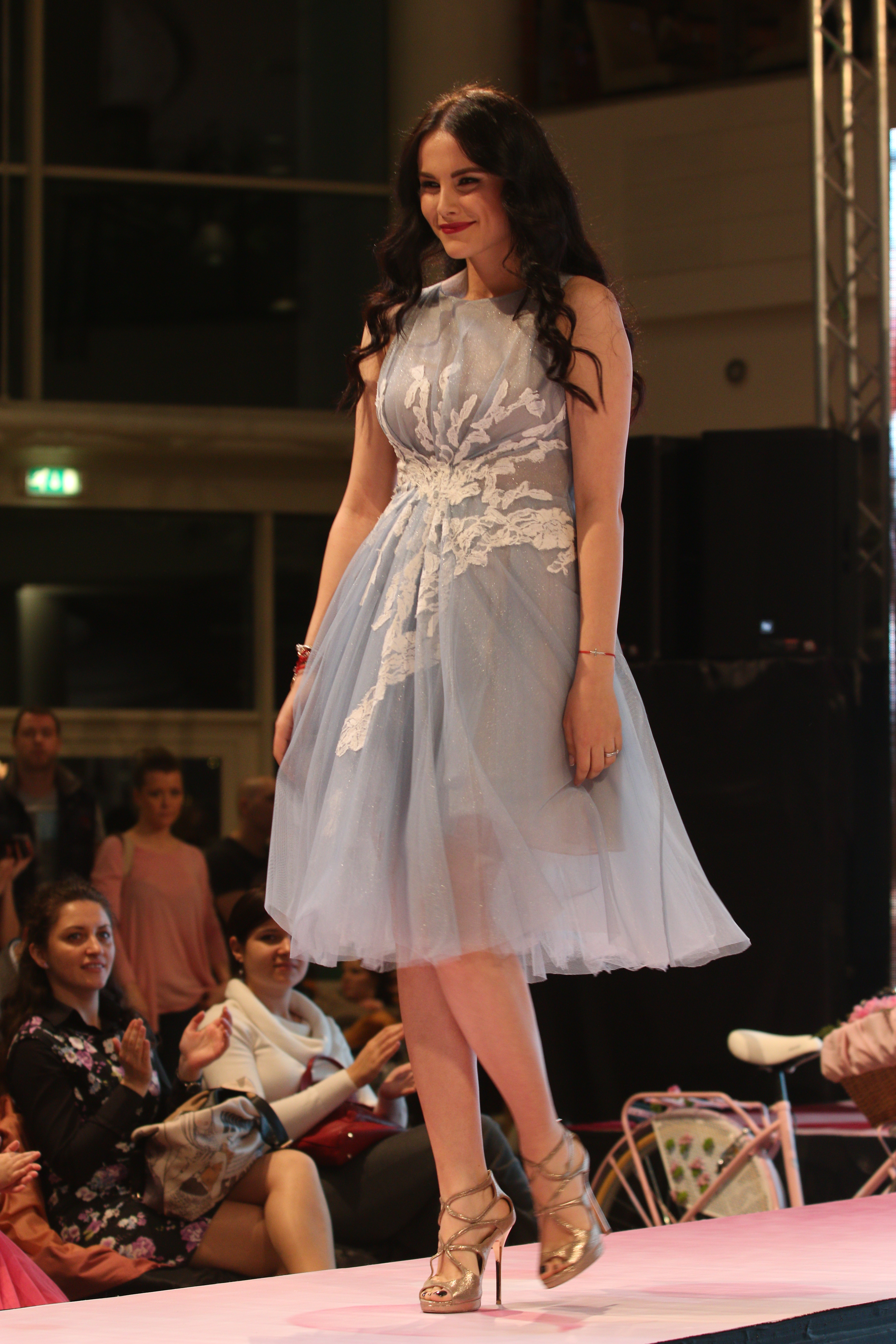 Tanara face naveta intre Sibiu si Bucuresti pentru a participa la evenimentele unde este invitata