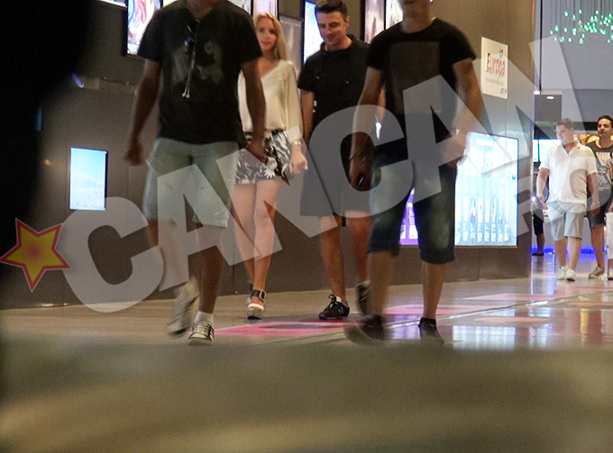 Cornel si iubita sa au fost surprinsi din nou la o plimbare in mall