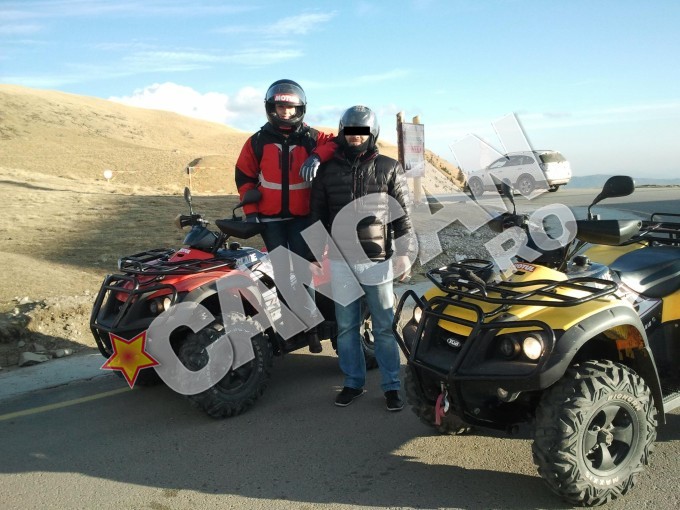 Cu o luna inainte de a se afisa in public cu solistul Cornel Ilie, Eliza s-a distrat cu logodnicul ei