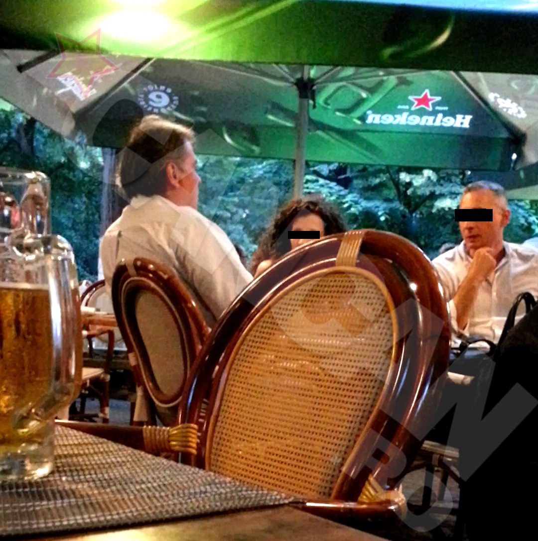 Adrian Cioroianu a iesit la cina in compania unei brunete. Cei doi erau asteptati la restaurant de un barbat.