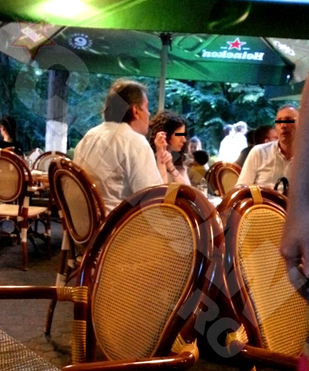 Bruneta misterioasa aduce un pic cu iubita fostului ministru de externe