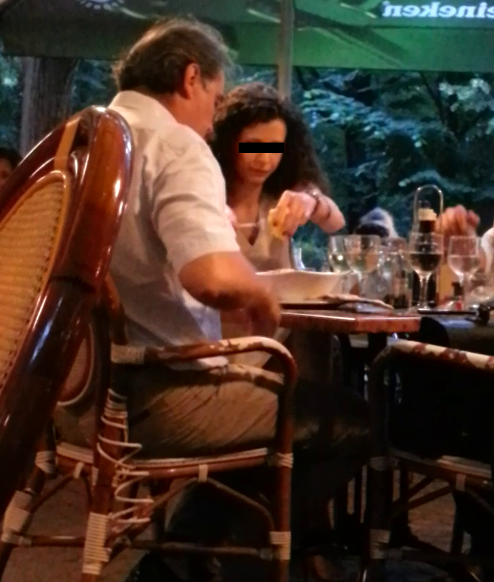 Insotitoarea lui Adrian Cioroianu a fost foarte atenta cu el. La un moment dat, aceasta i-a stors o lamaie in salata pe care fostul ministru si-a comandat-o