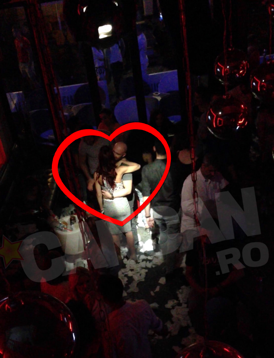 Feriti de ochii curiosilor, cei doi s-au imbratisat in continuu