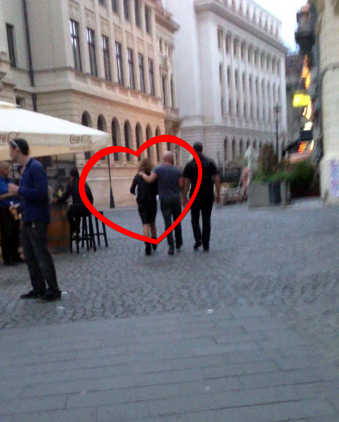 Din cel de-al doilea club, a plecat insotit de un amic si de o domnisoara pe care o tinea aproape