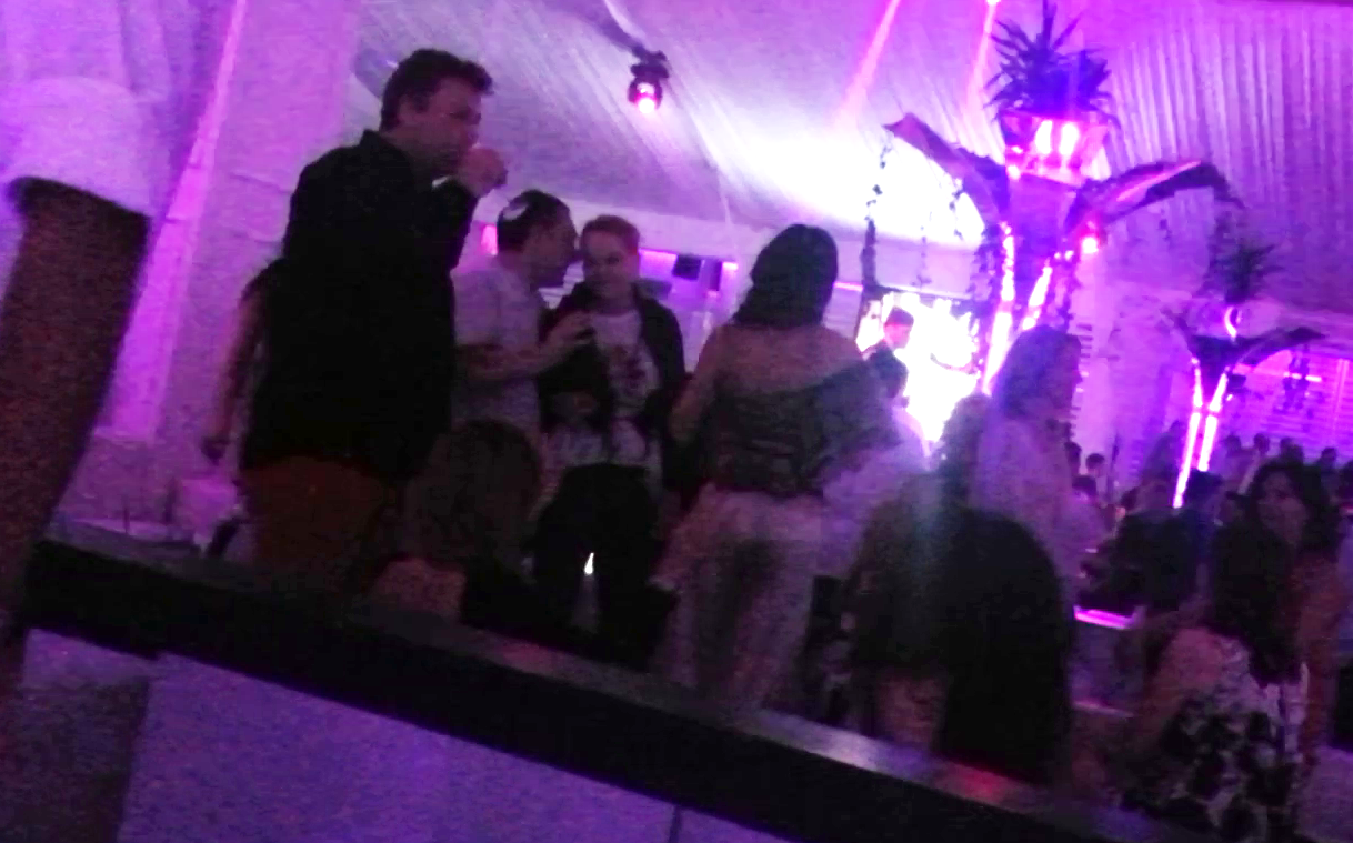 Toata noapte, milionarul s-a rasfatat numai cu sampanie scumpa