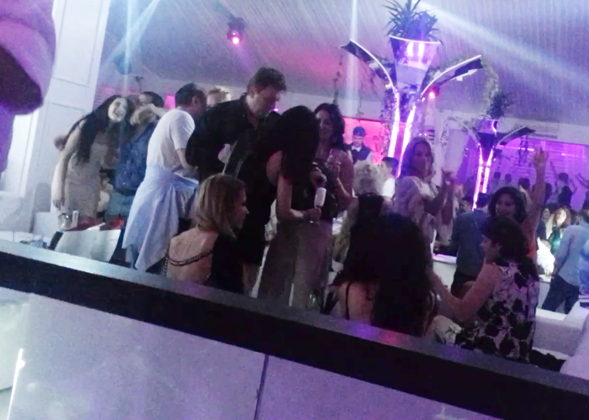 Chiar daca era cu sotia in club, milionarul a fost mereu inconjurat de domnisoare numai una si una