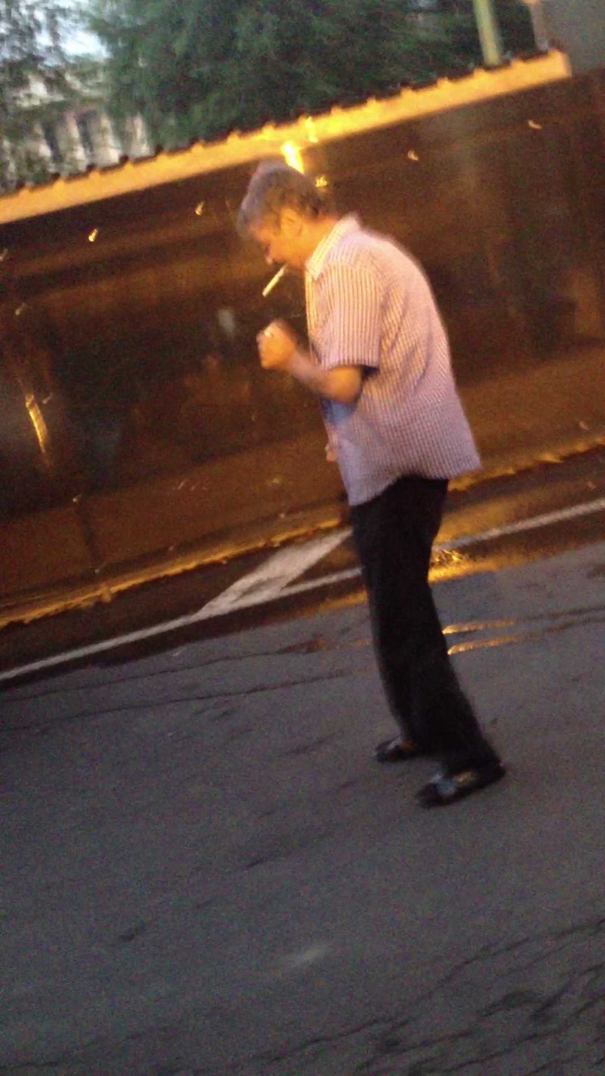 Chiar daca resimtea durerea de la branula, el nu a renuntat la viciul sau