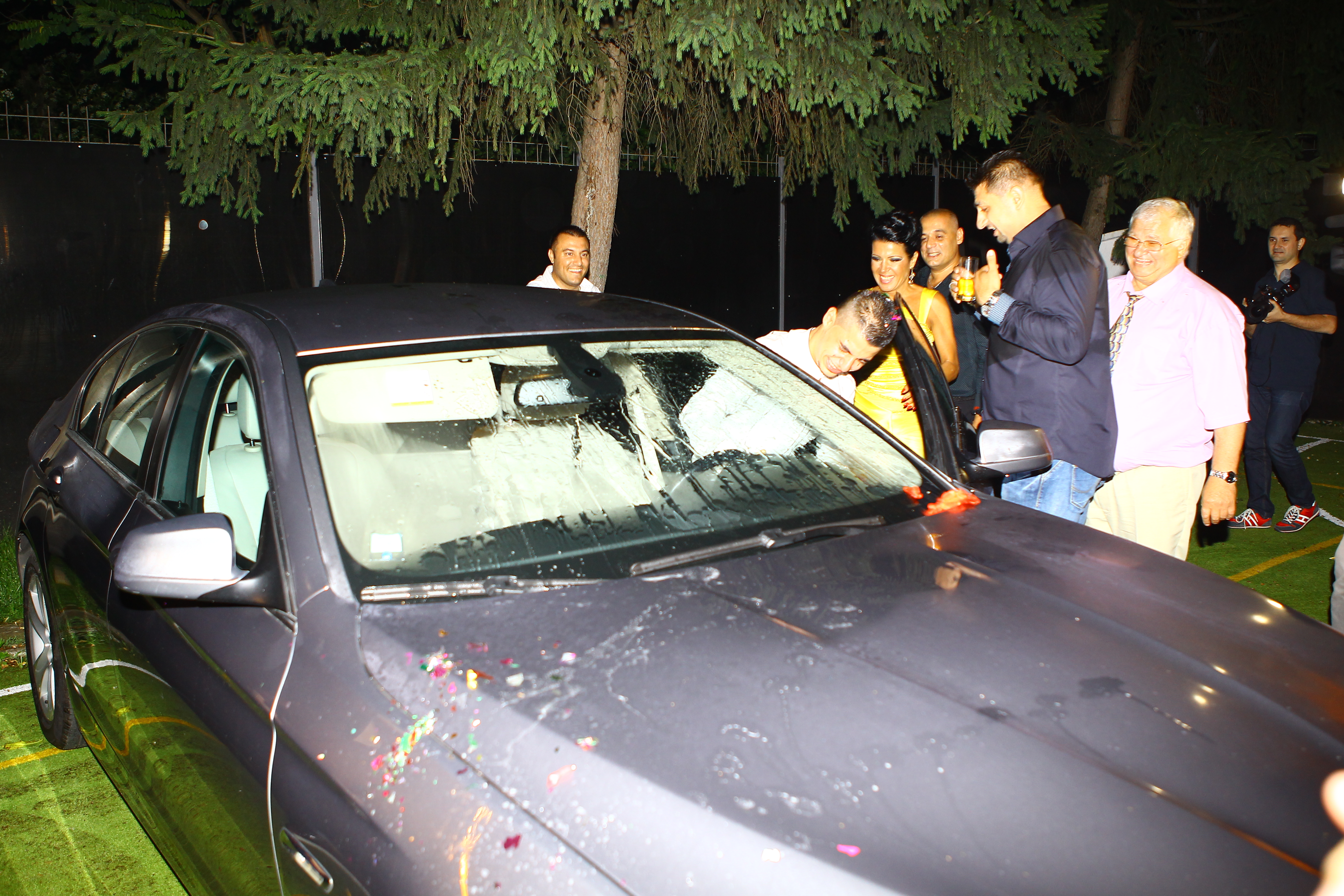 Parintii i-au facut cadou o masina in valoare de aproximativ 30.000 euro