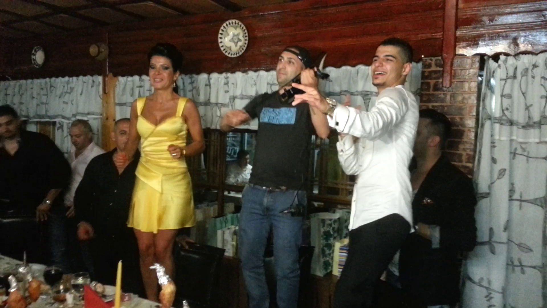 Soara lui Ionut Atodiresei si fiul ei au dansat si pe mese