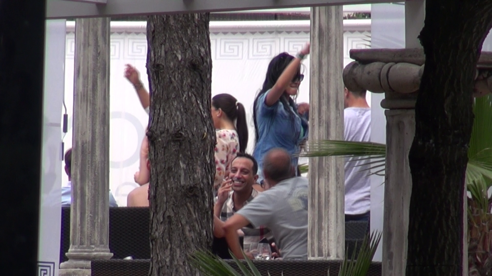 Tinerele si-au etalat formele pe terasa