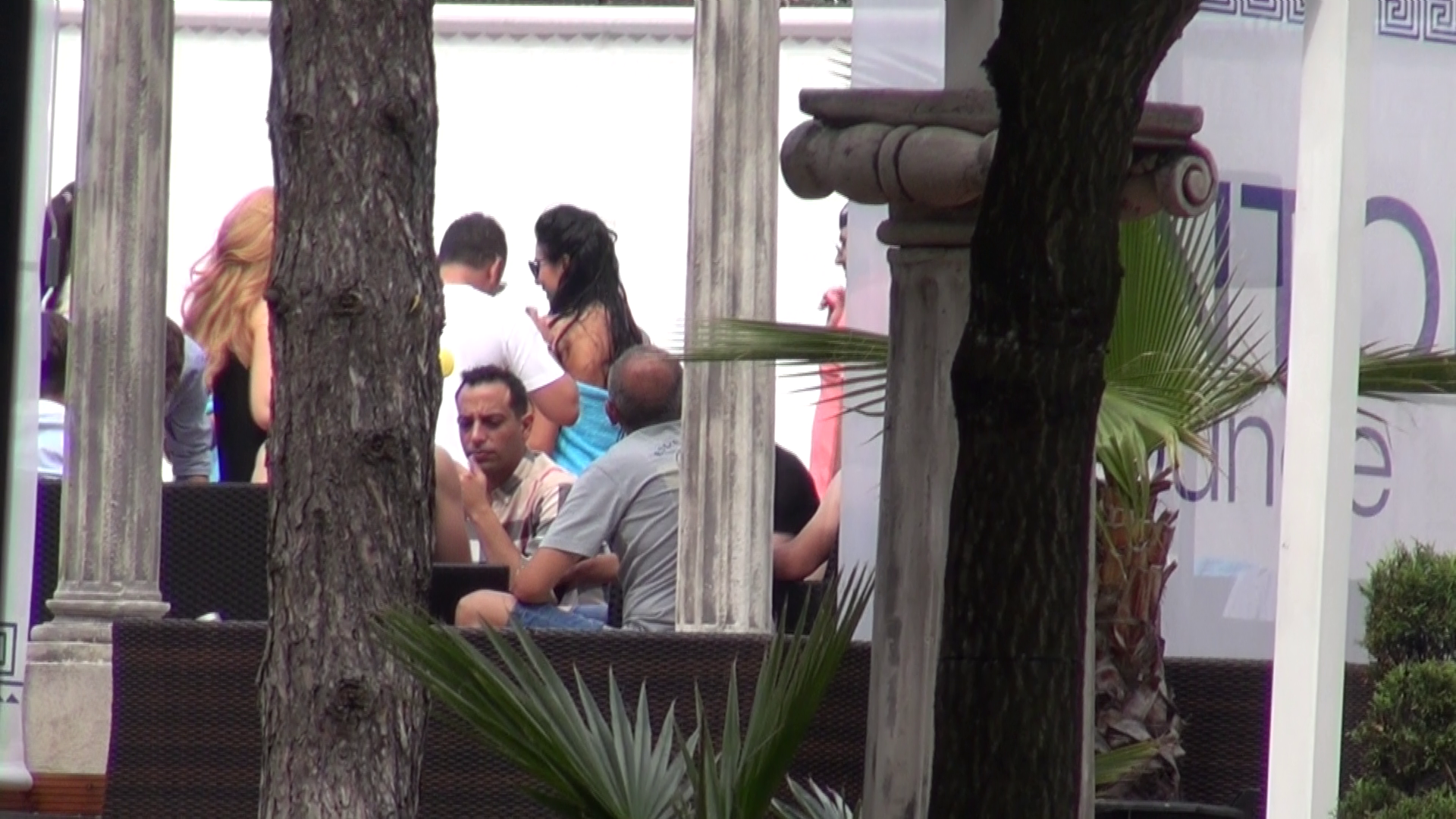 Tinerele s-au lasat aproape goale si au dansat pana seara