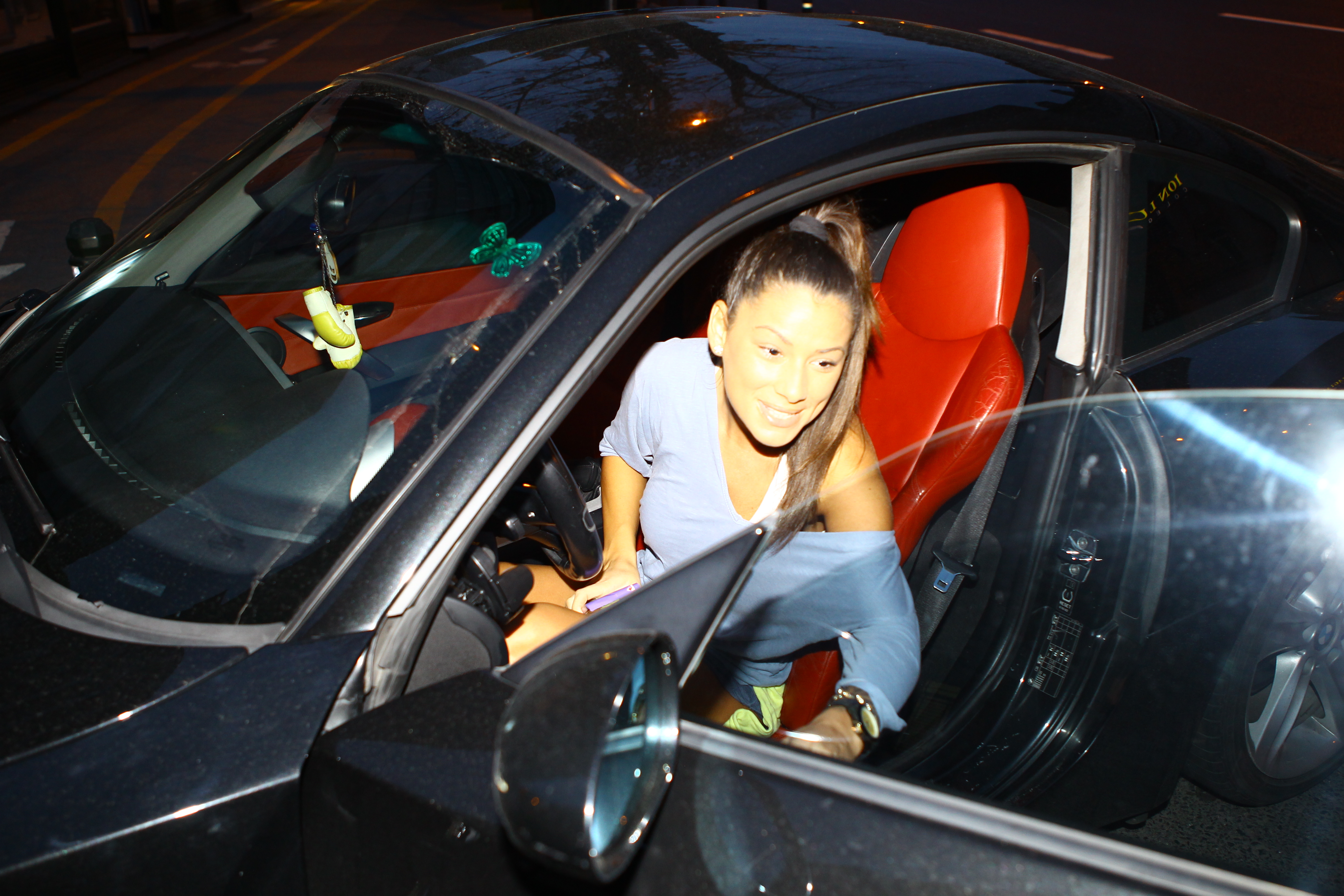 Roxana a incercat sa zambeasca, in timpul interviului, dar nu prea i-a reusit