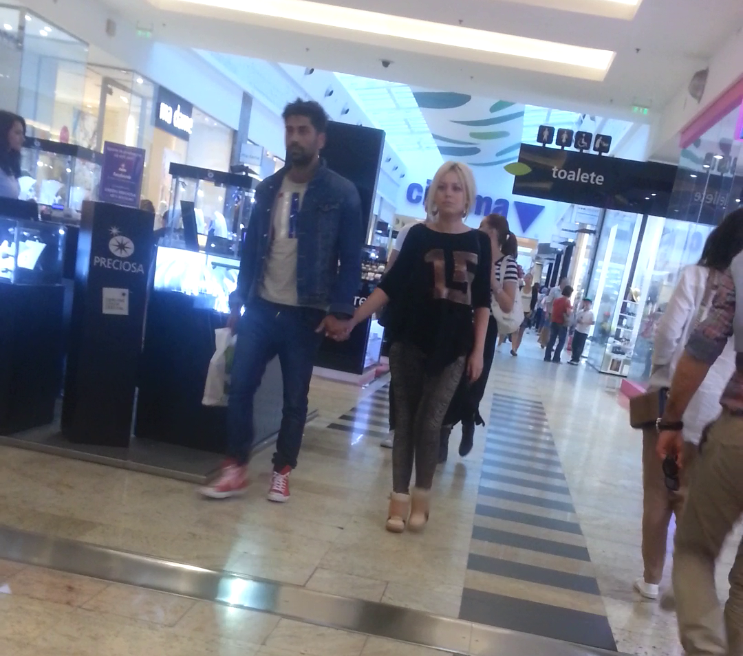 Connect-R si Misha au iesit de la film tinandu-se de mana