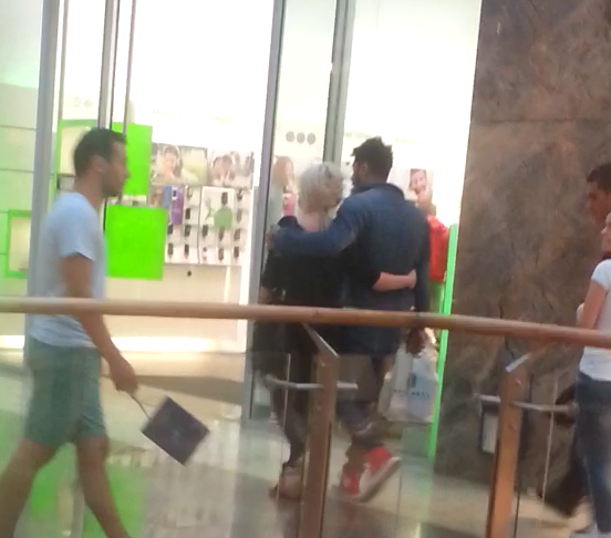 Pe holurile mall-ului, cei doi aproape ca au mers imbratisati