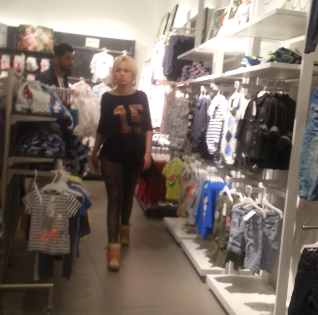 La un moment dat, Misha a vrut sa intre intr-un magazin cu hainute pentru copii