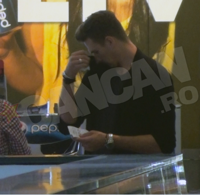 Szukala s-a... mirosit de fata cu iubita lui