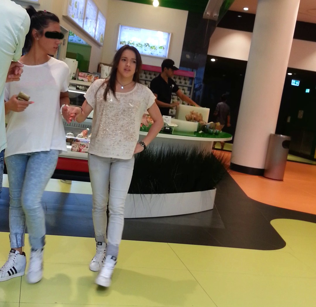 Larisa Iordache a petrecut ziua de duminica impreuna cu familia la un mall din Capitala