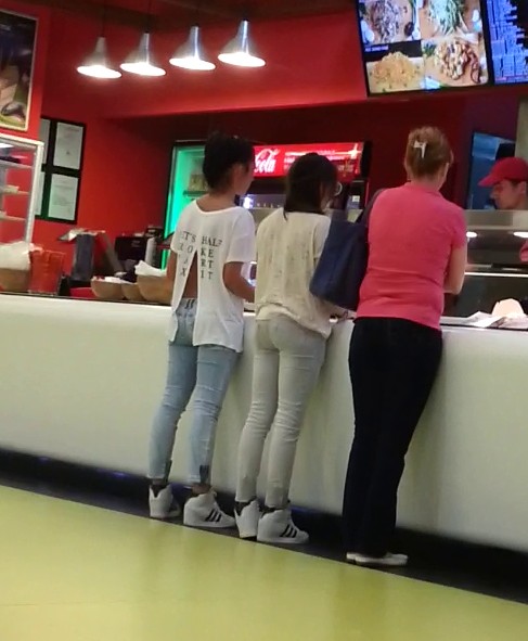 Chiar daca urmeaza o dieta stricta, ea a profitat ca se apropai ziua ei si a mancat ceva chinezesc