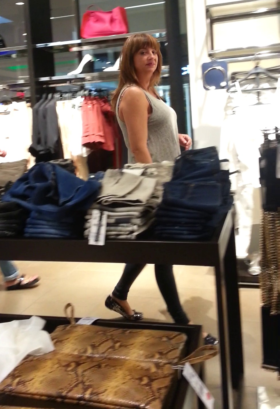 Maria a luat mall-ul la picior, dar nu si-a cumparat nimic