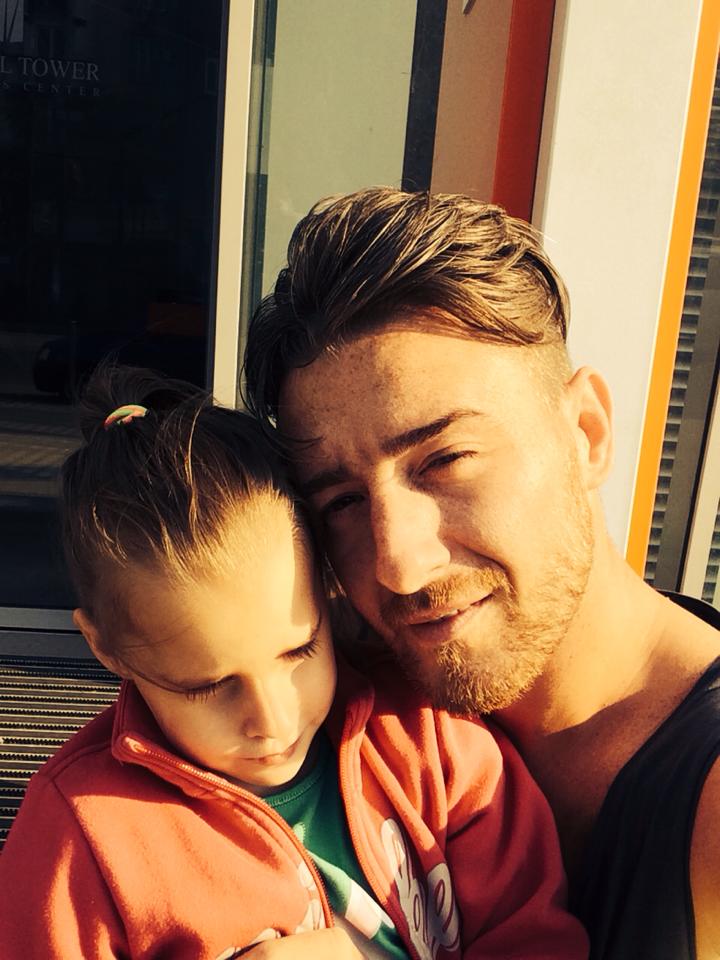 Cantaretul alaturi de fiica lui, Riana