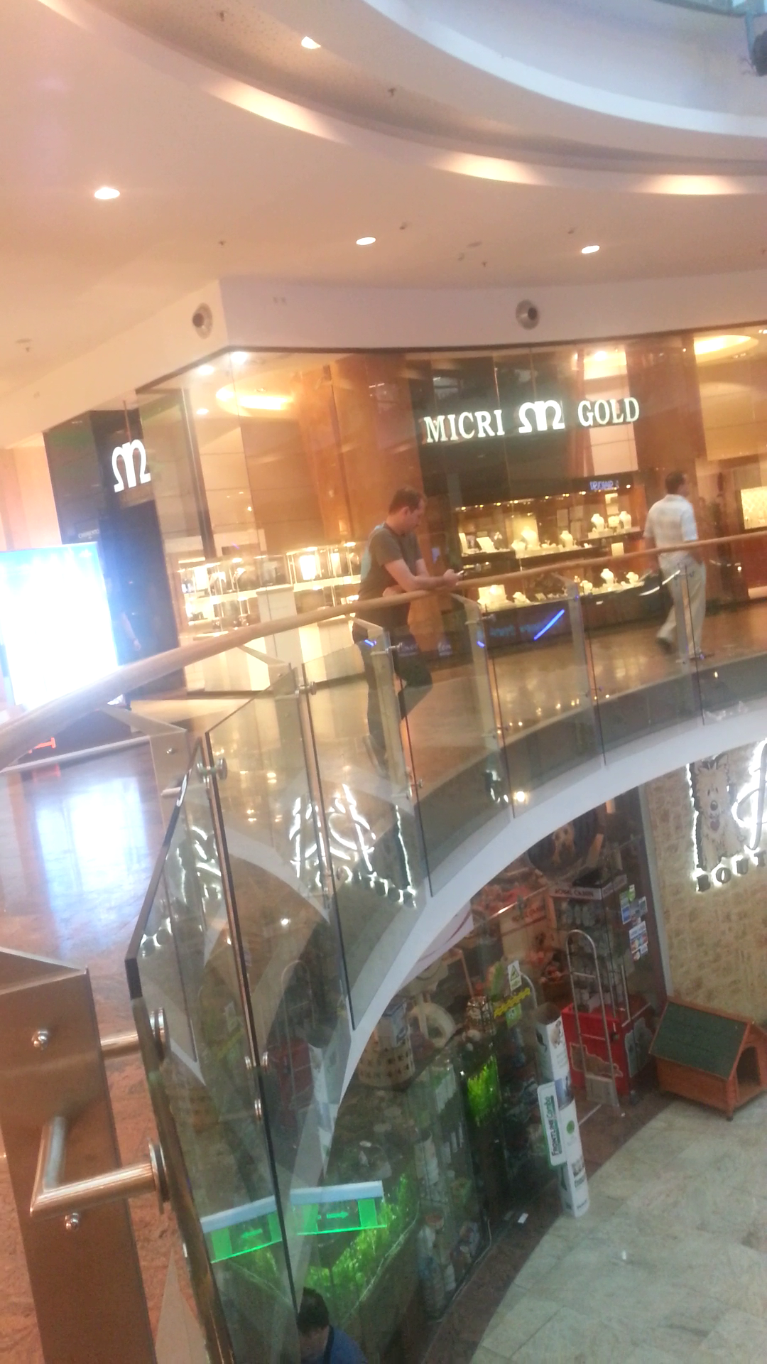 La prima vedere, am zice ca Mihai Sturzu nu se numara printre barbati carora le place la cumparaturi cu iubita