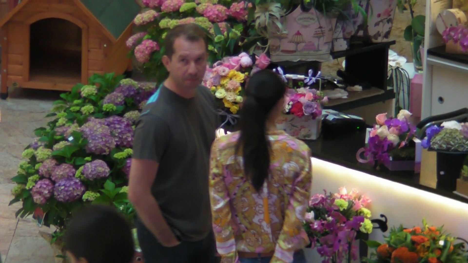 Mihai Sturzu si-a scos iubita la mall