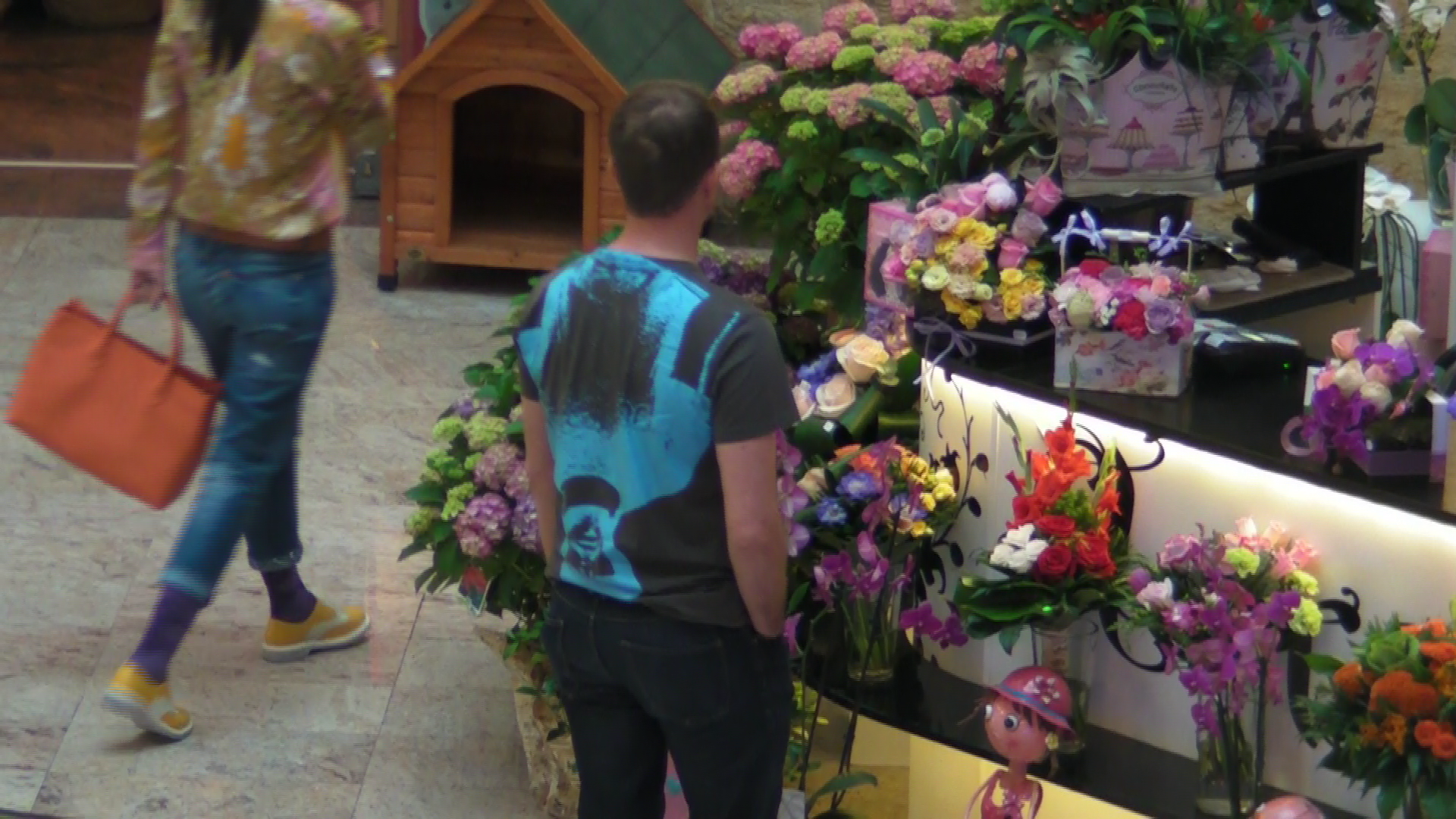 Iubita lui Mihai este adepta tinutelor extrem de colorate