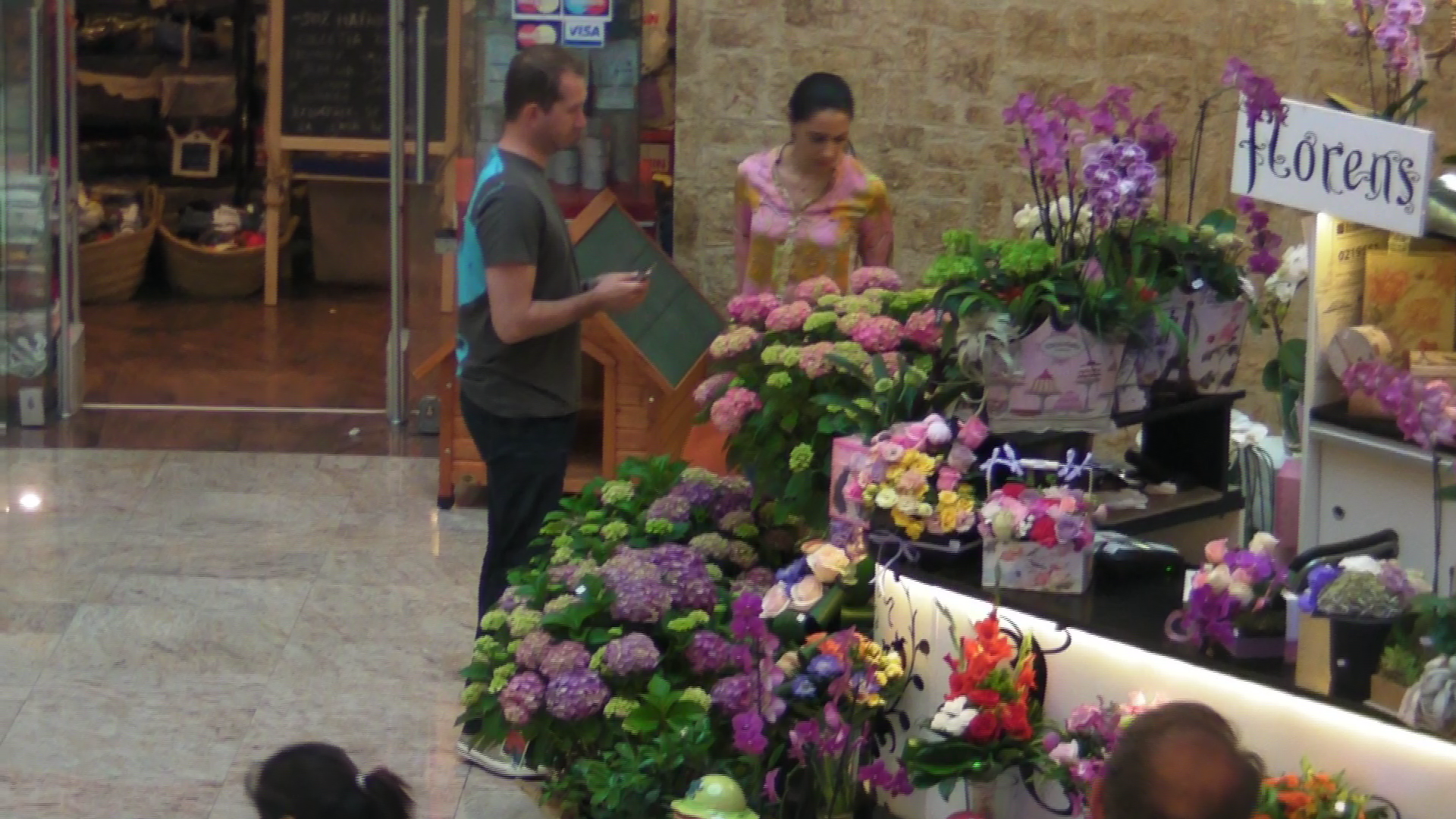 Cei doi s-au consultat minute bune pentru un buchet de flori si tot cu mana goala au plecat