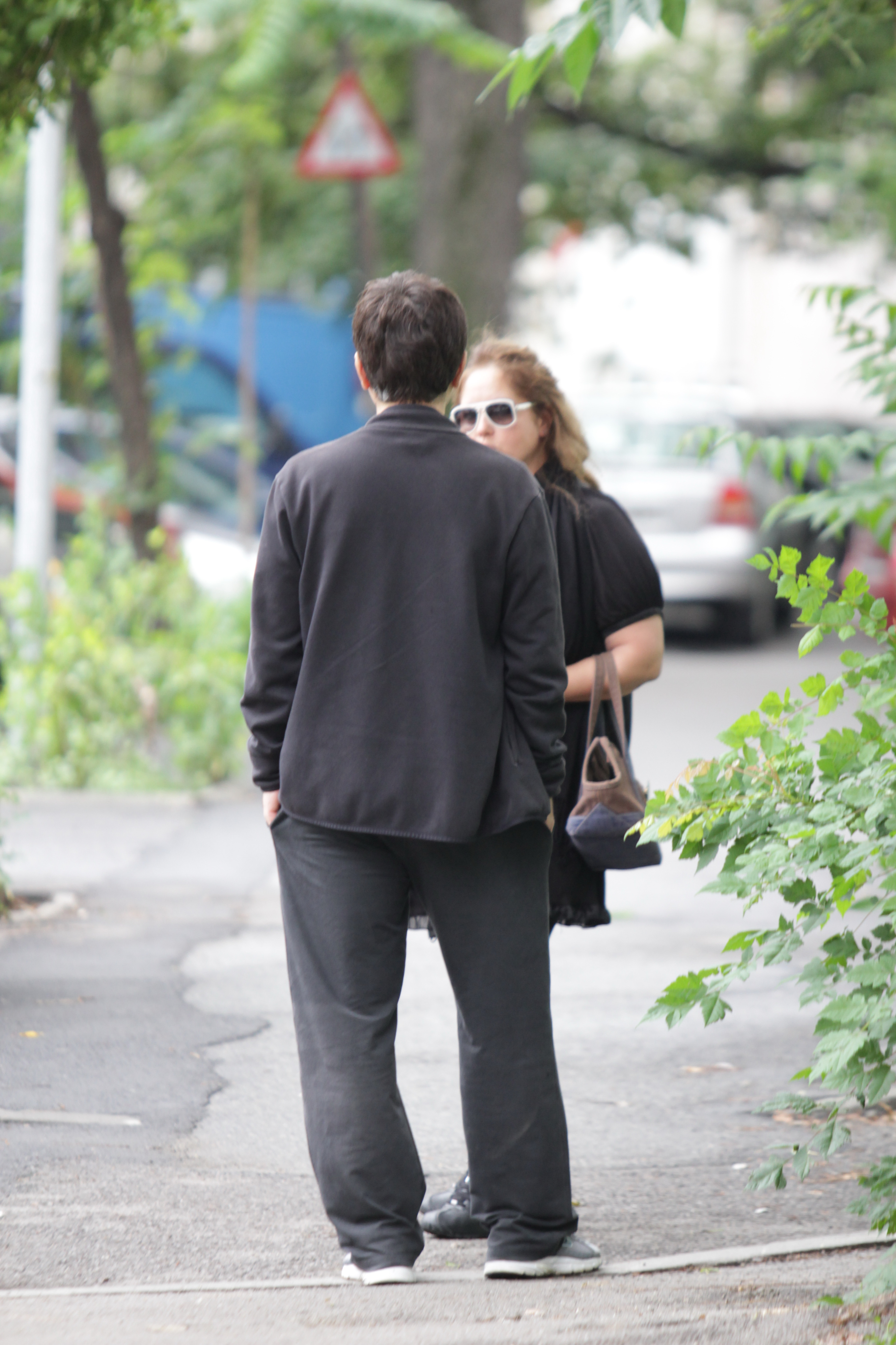 Cantareata s-a intalnit cu un barbat in fata tribunalului