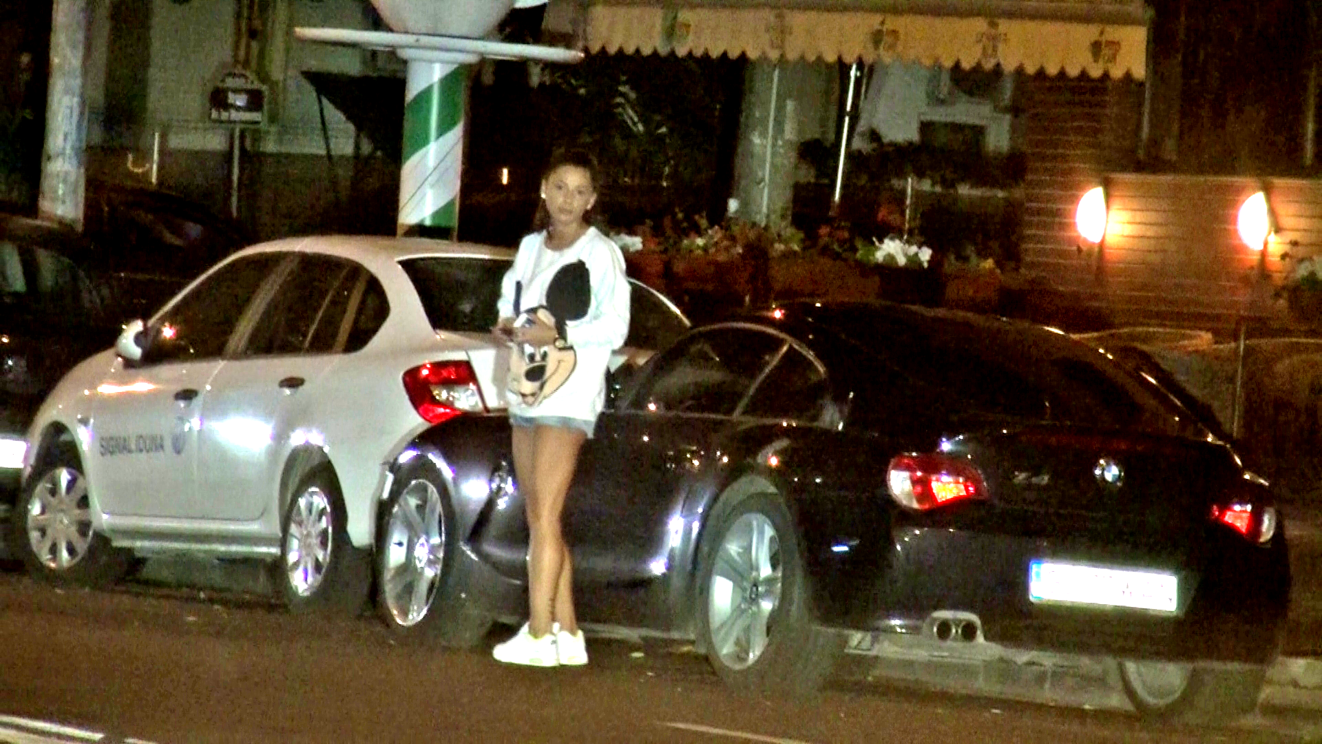 Roxana a iesit din masina ei pentru a o astepta pe Anda Adam