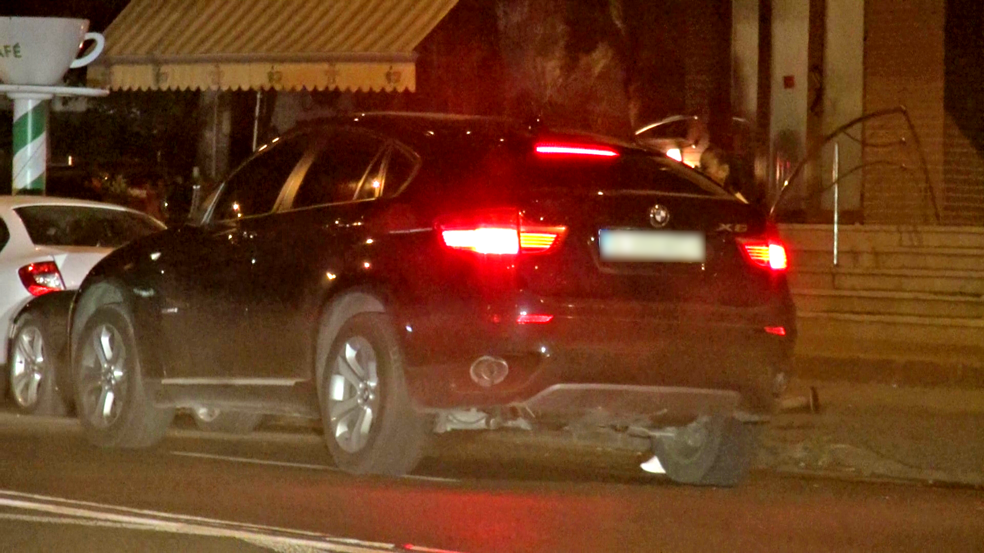 Vancea urca in masina cantaretei