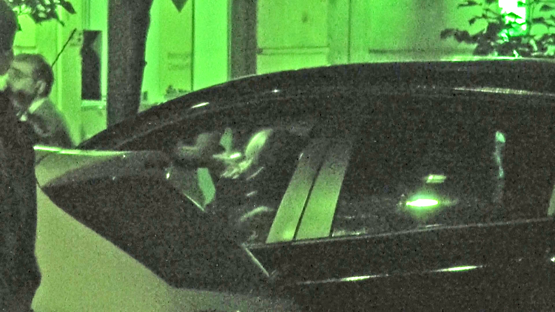 Anda se machiaza inainte de a intra in cafenea