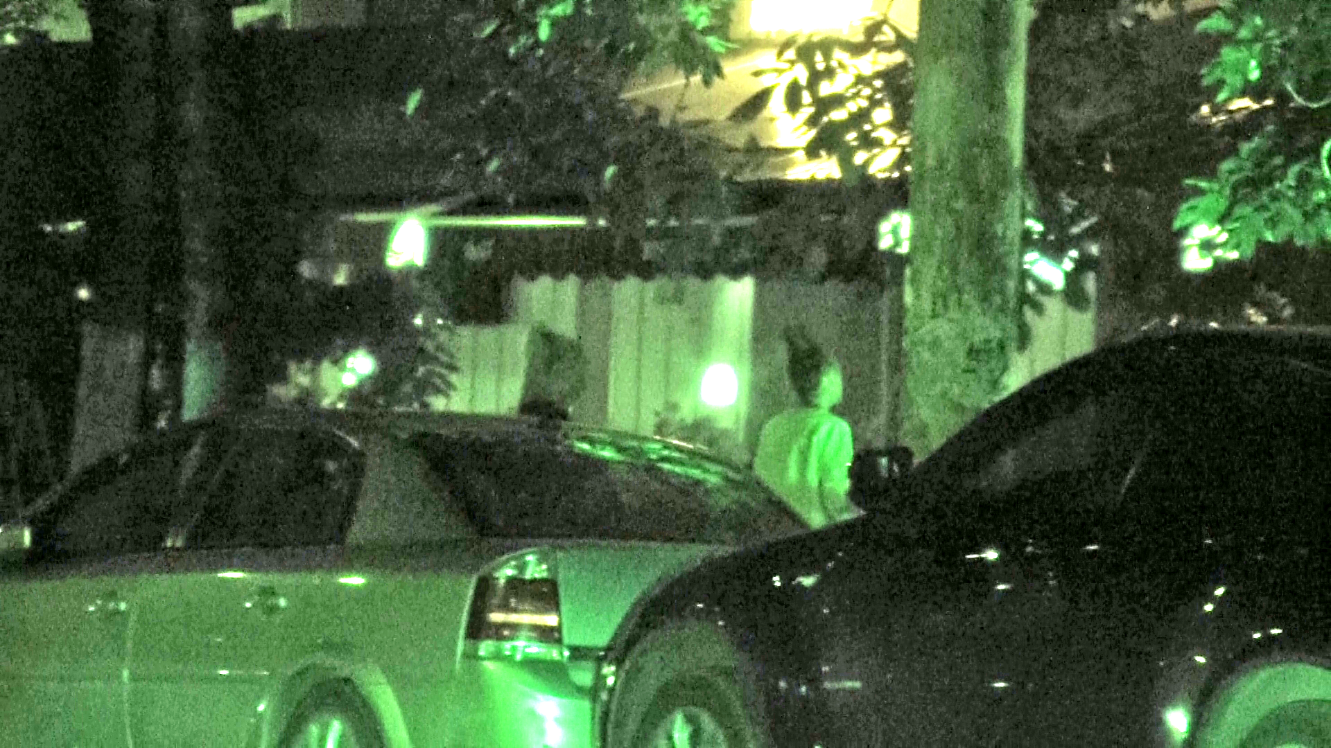 Aranjate, cele doua intra impreuna in local