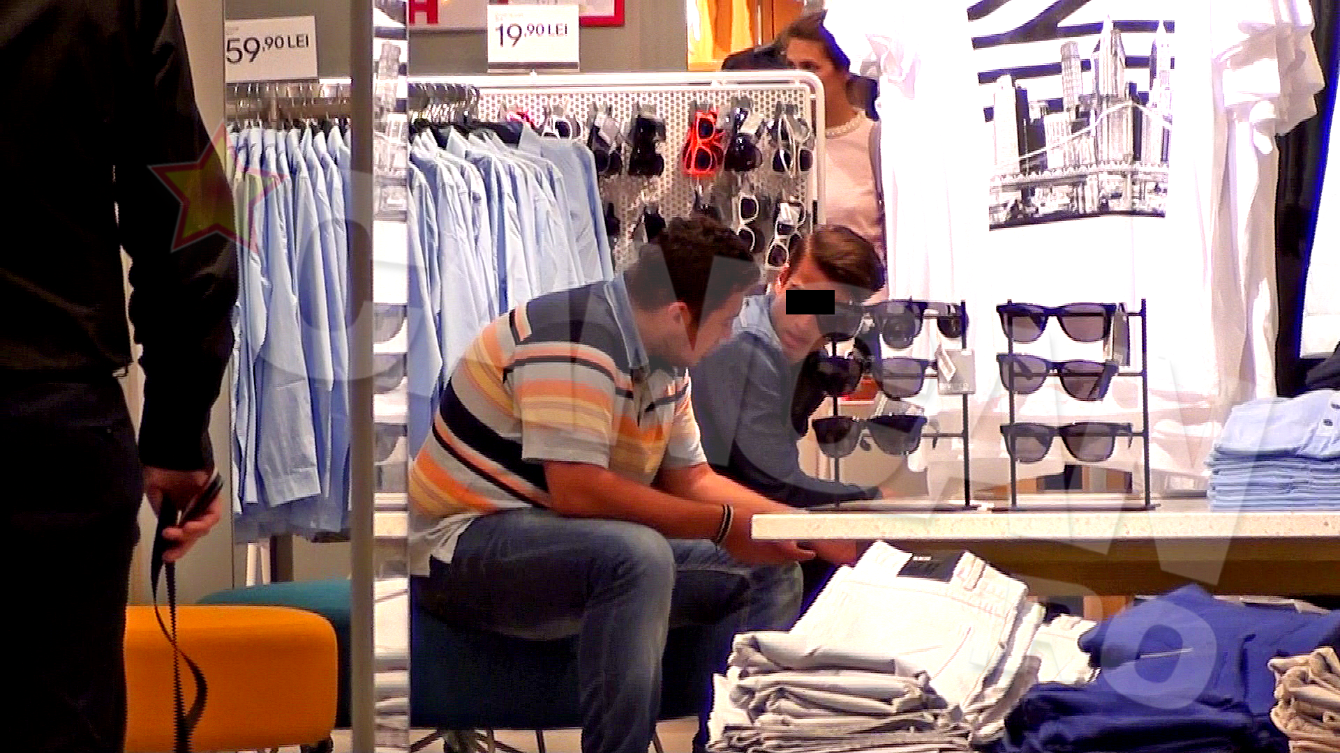 Richard si amicul lui il asteapta pe cel de-al treilea prieten sa iasa de la cabina de proba