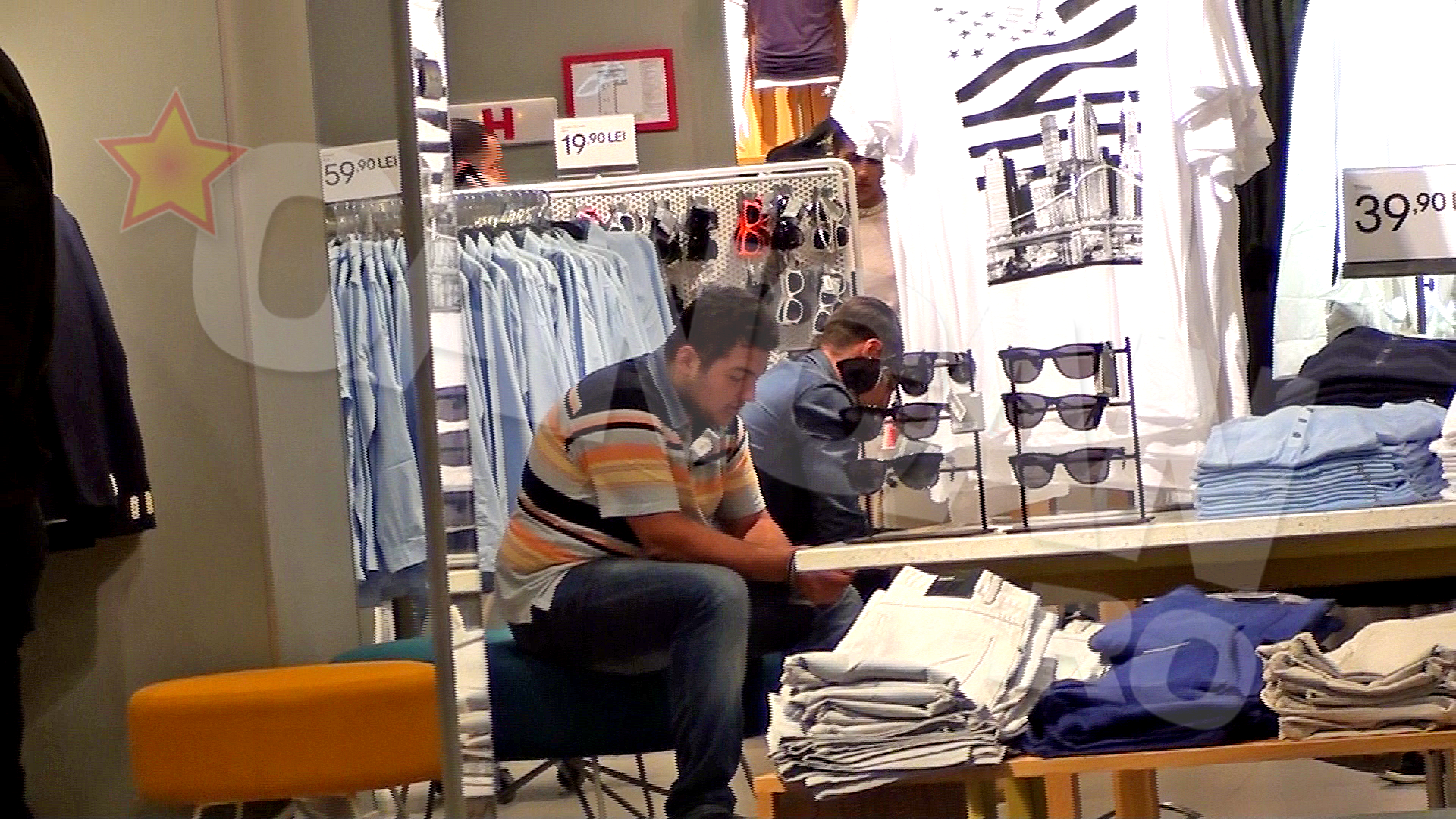 Baietii par sa se plictiseasca de atata asteptare