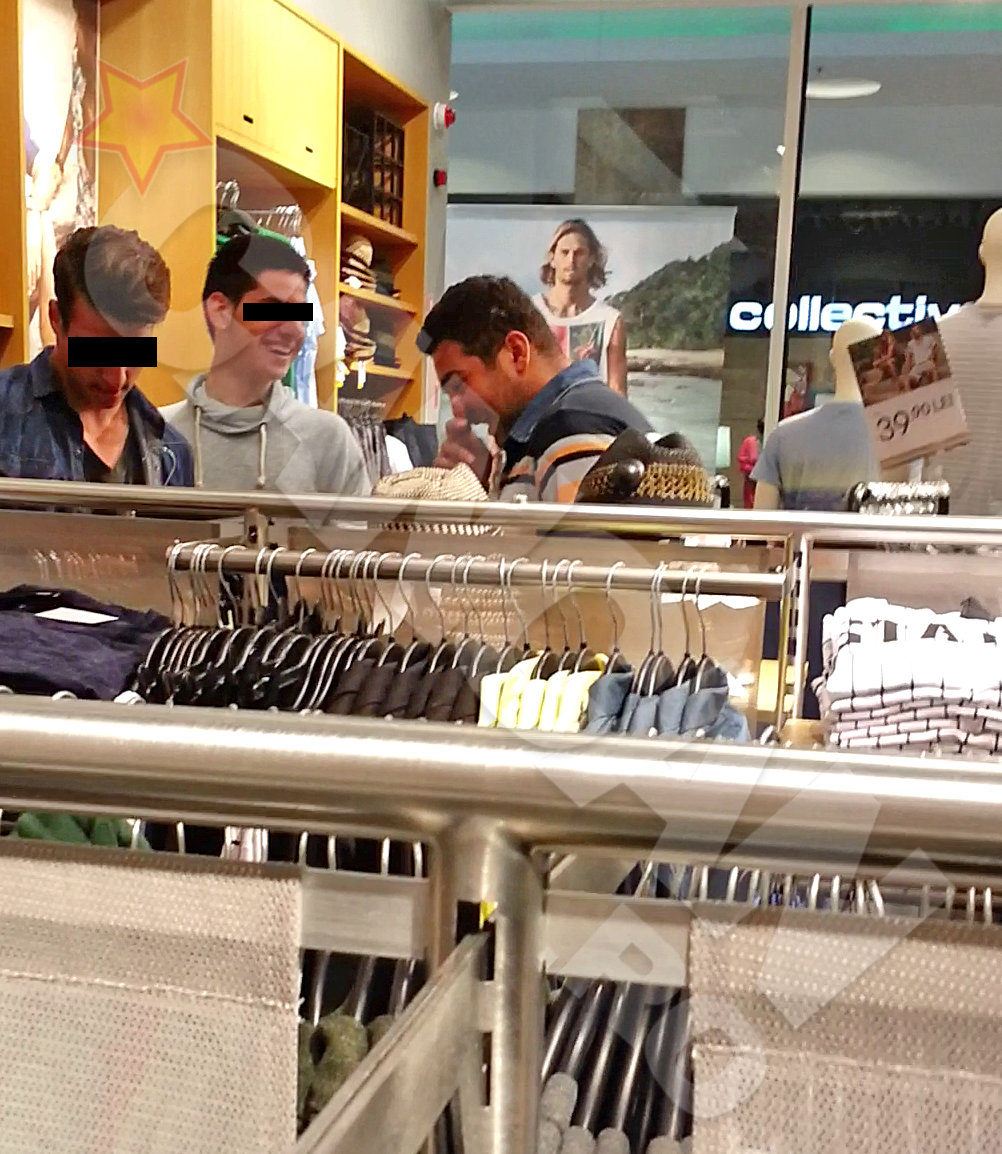 Cei trei baieti se amuza copios pe seama unor haine care nu par sa fie genul lor