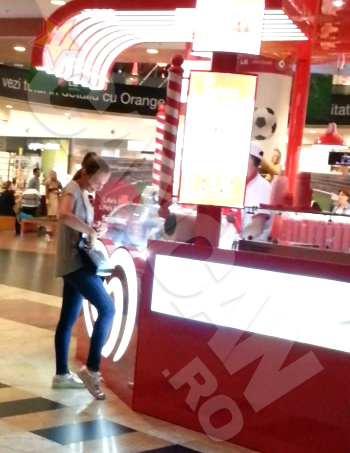 In timp ce-si cauta banii in geanta, fiica lui Gigi Becali se amuza la o replica pe care i-a dat-o vanzatorul extrem de amabil