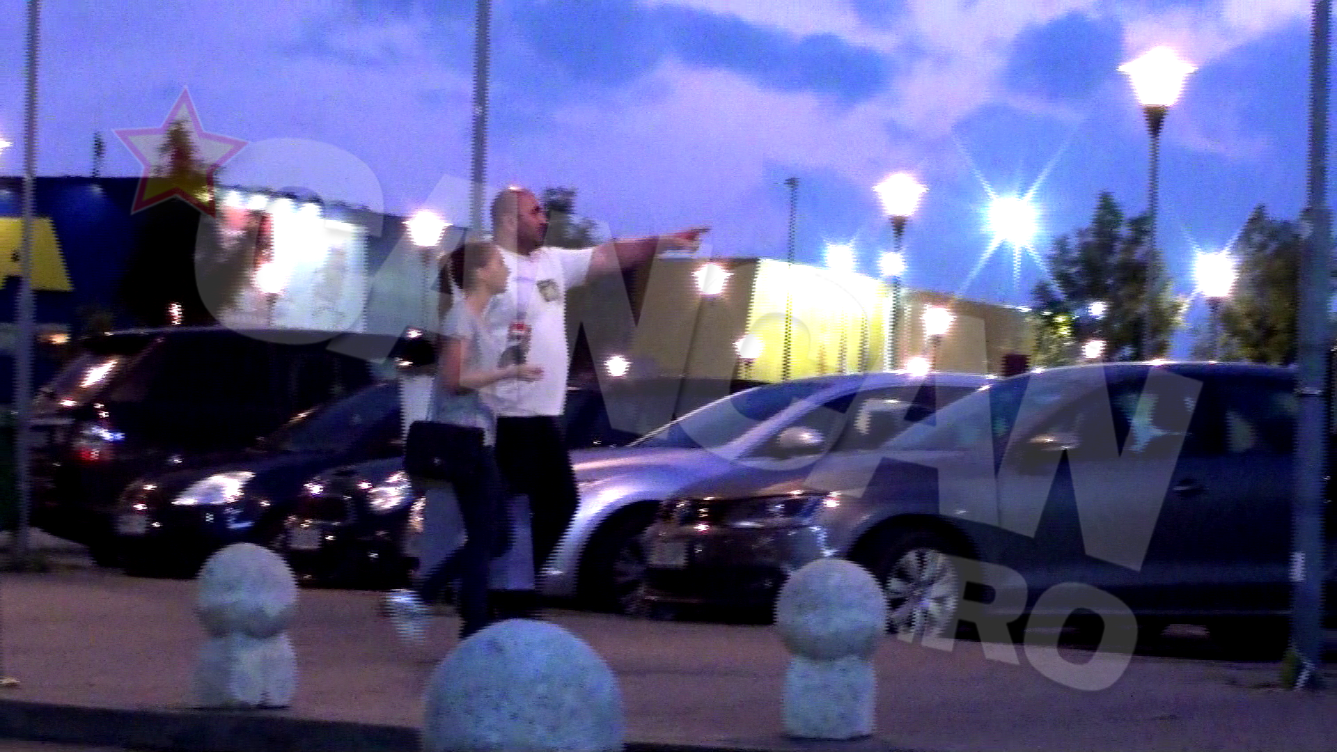 Bodyguardul ii indica locul unde e parcata masina