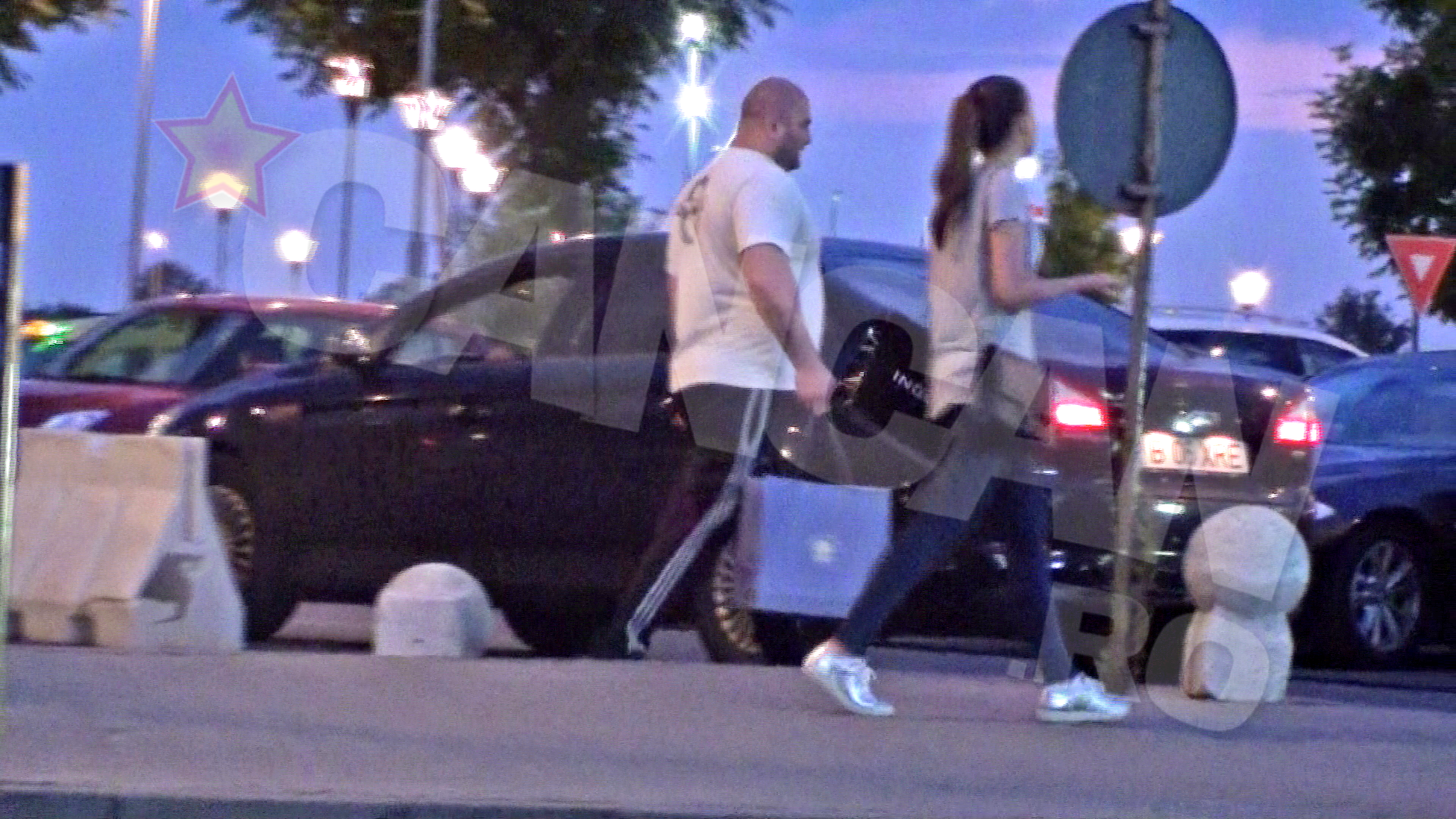 Teodora e ajutata de bodyguard sa care cumparaturile pana la masina