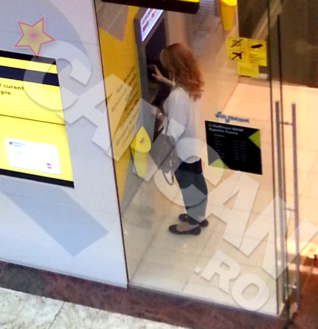 Desi nu a cumparat mare lucru, se opreste la bancomat sa scoata bani