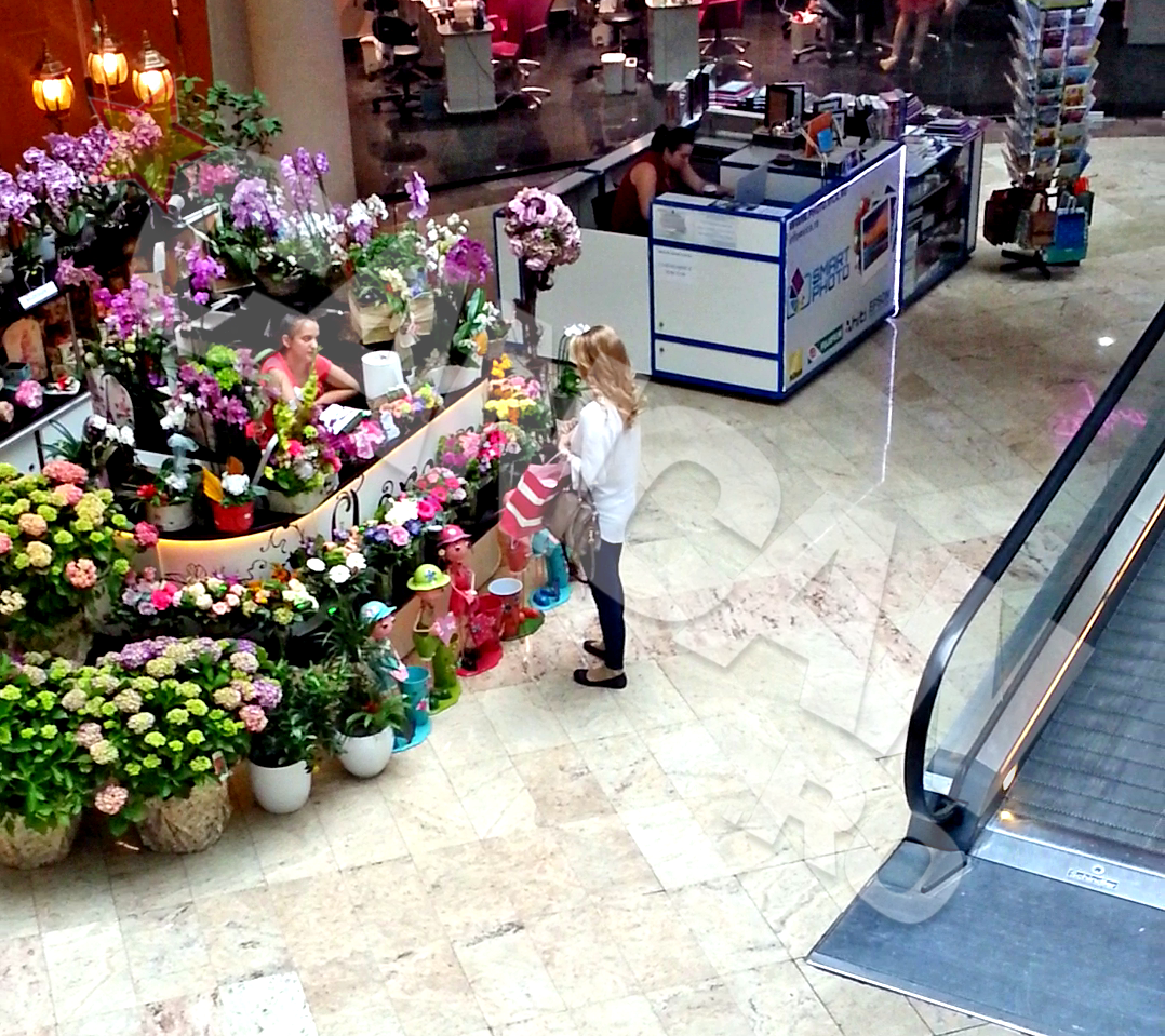 Se opreste la standul de flori, dar nu cumpara nici de aici nimic