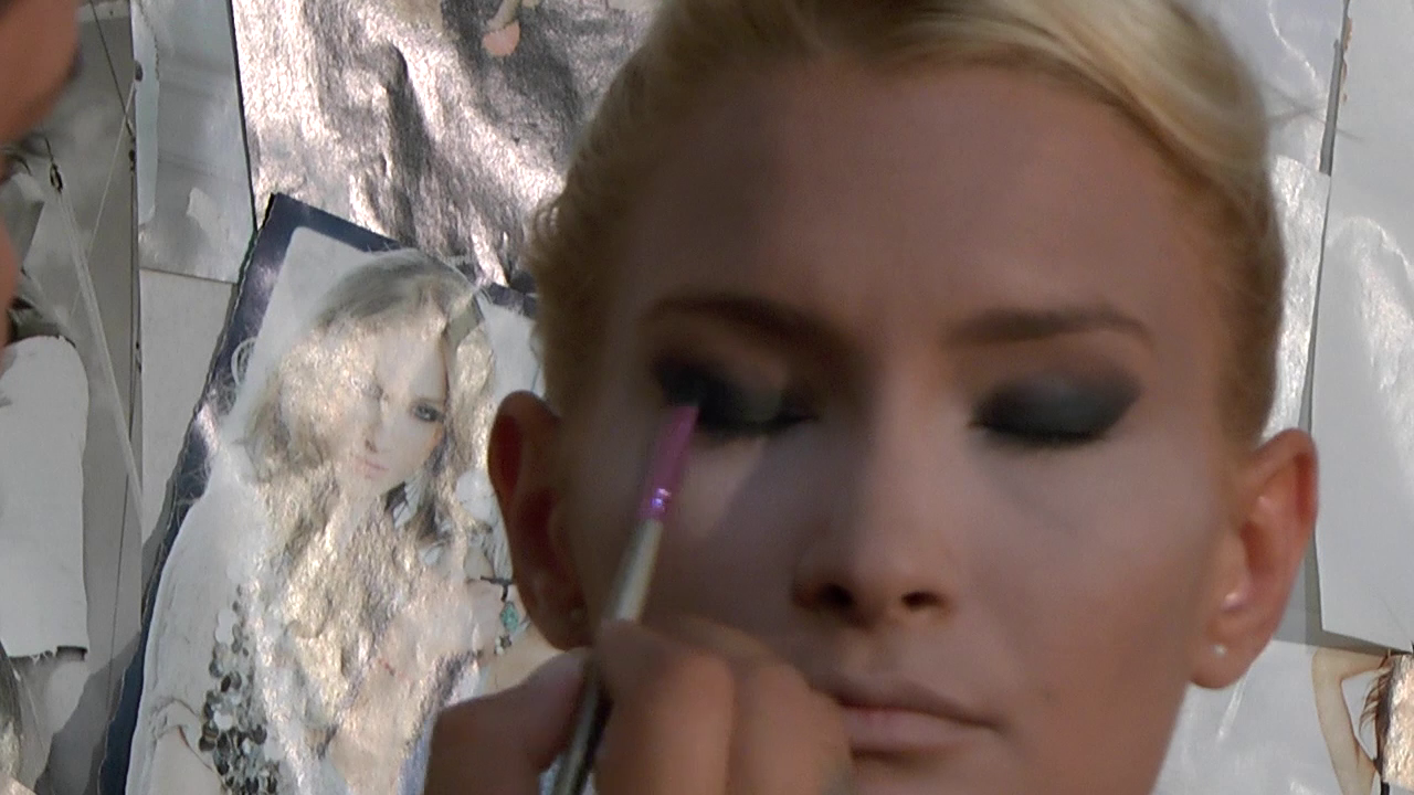 Ulterior, make-up artistul a continuat cu machiajul ochilor, optand pentru smokey-eyes