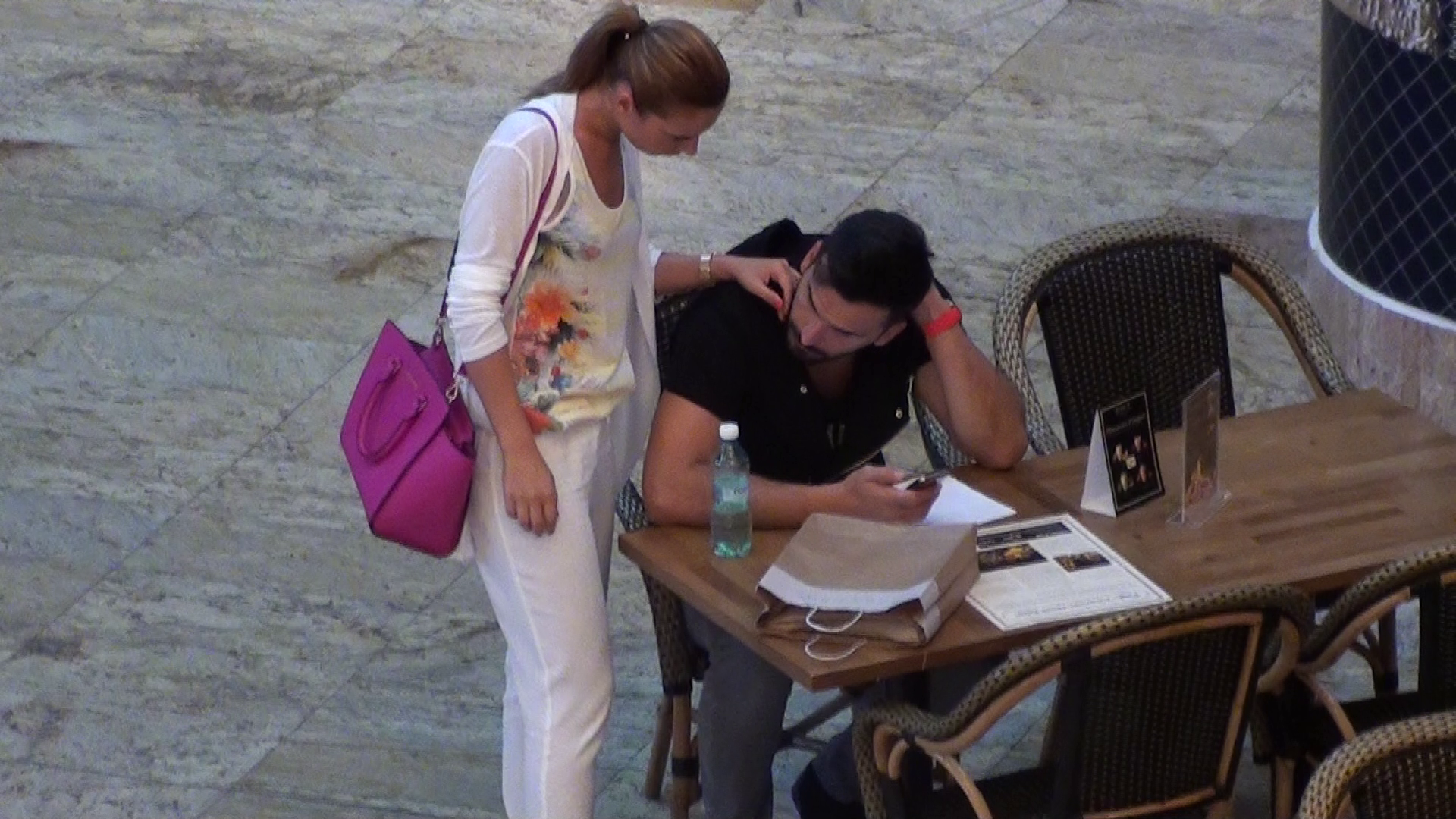 Tanara incearca sa-l calmeze