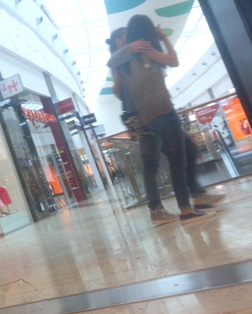 Cei doi se iubesc mult, iar asta se vede si din gesturile lor