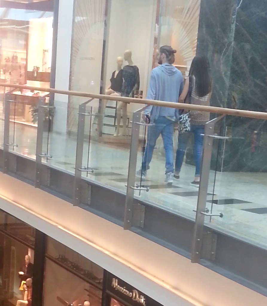 Dupa ce s-au plimbat prin mall ei au plecat spre casa