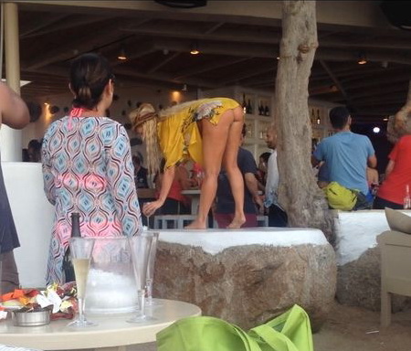 Cantareata si-a aratat posteriorul pe o plaja din Grecia