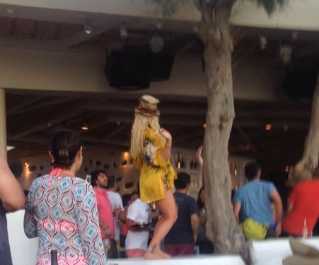 Delia s-a urcat pe mese si a inceput sa danseze